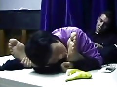 Кітайскі ифом пакланяецца мужчынскі ногі