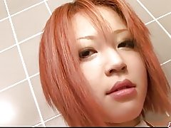 Шчыльны і грудастая рудая красуня лашчыць шапіках у ваннай