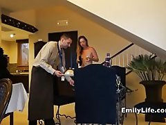 Голыя дзяўчыны адкрыць дзверы для абслугоўвання нумароў