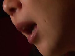 Дзве дзяўчыны і хлопец ебет у той час як іншыя гадзіны