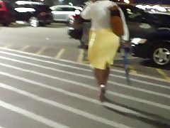 Шырокія сцегны, спелыя шчыльныя жоўтыя спадніцы..